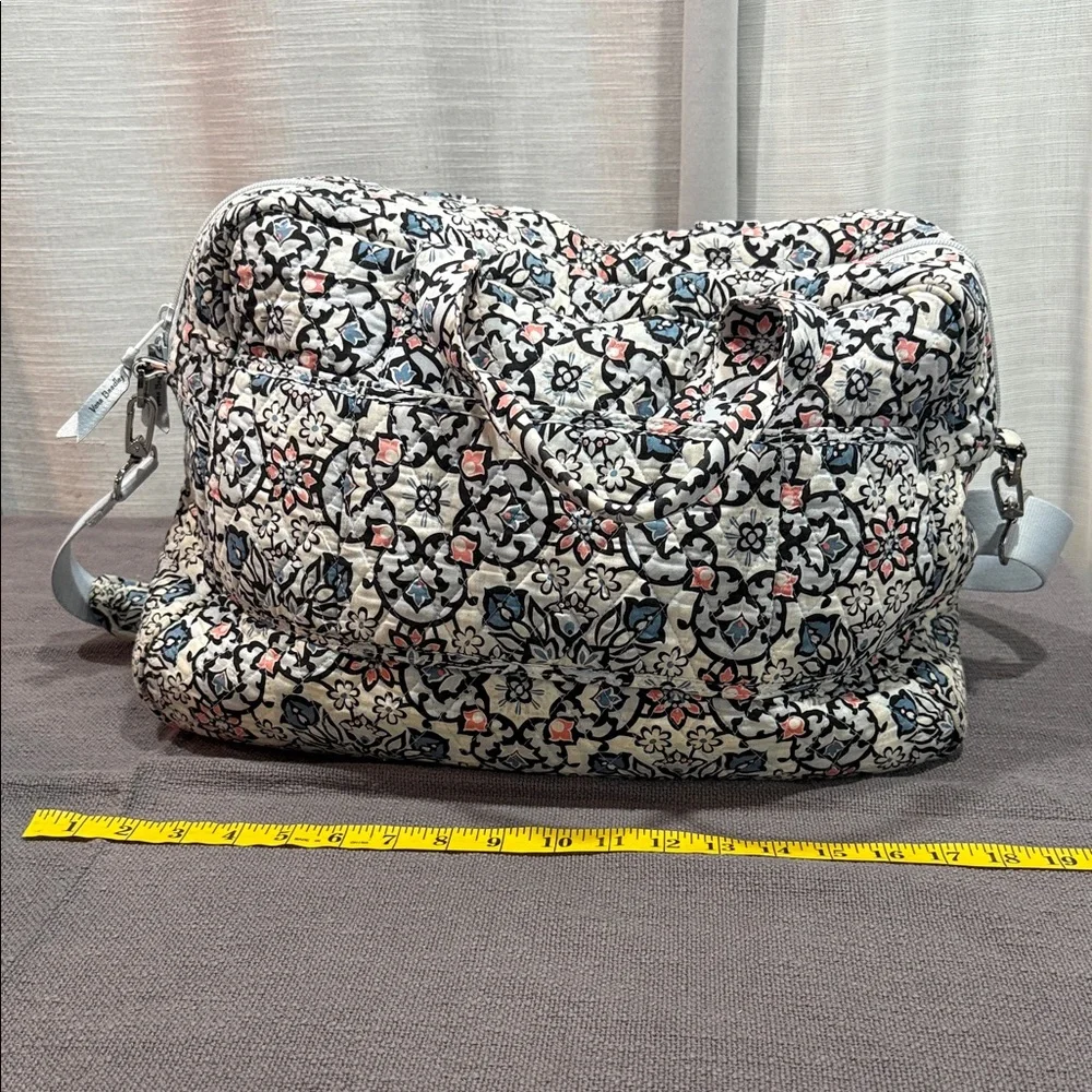 Vera Bradley Stylish Floral Patterned Womens Bag